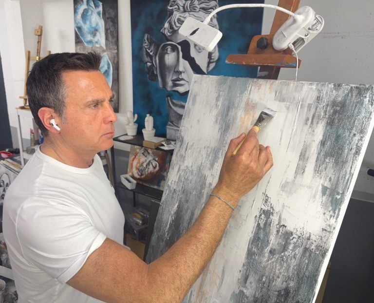 pintor trabajando en su obra